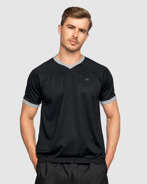 Camiseta deportiva masculina en material transpirable con cuello en V#color_700-negro