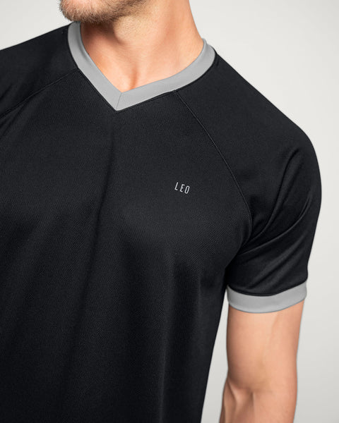 Camiseta deportiva masculina en material transpirable con cuello en V#color_700-negro