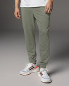Jogger deportivo estilo sudadera con bolsillos laterales funcionales#color_198-verde-medio