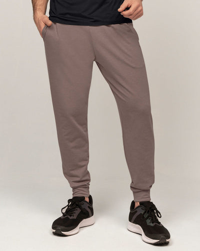 Jogger deportivo estilo sudadera con bolsillos laterales funcionales#color_868-cafe-medio