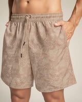 Pantaloneta deportiva con acabado antifluidos y bolsillos funcionales#color_014-estampado-beige-medio