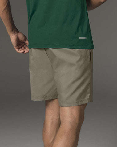 Pantaloneta deportiva con bolsillos funcionales#color_606-arena