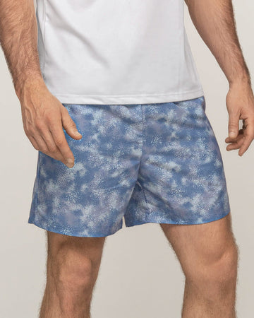 Pantaloneta deportiva con bolsillos funcionales#color_a62-estampado-azul-manchas