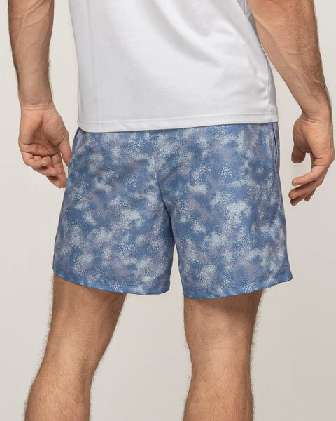 Pantaloneta deportiva con bolsillos funcionales#color_a62-estampado-azul-manchas