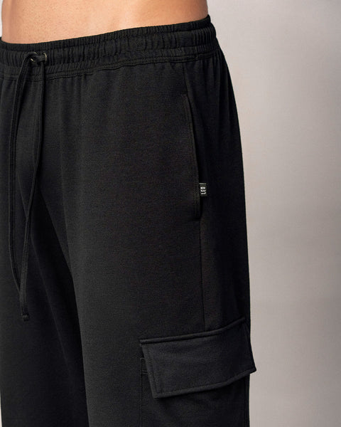Pantalón deportivo bota recta con bolsillos tipo cargo#color_700-negro