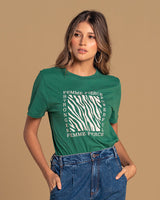 Camiseta manga corta con mensaje en el frente#color_254-verde-oscuro