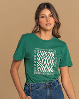 Camiseta manga corta con mensaje en el frente#color_254-verde-oscuro