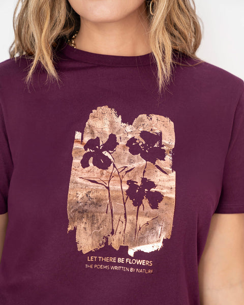 Camiseta manga corta con mensaje en el frente#color_409-uva