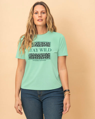 Camiseta manga corta con mensaje en el frente#color_475-verde