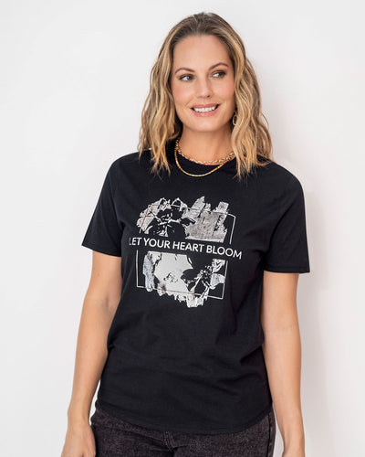 Camiseta manga corta con mensaje en el frente#color_713-negro