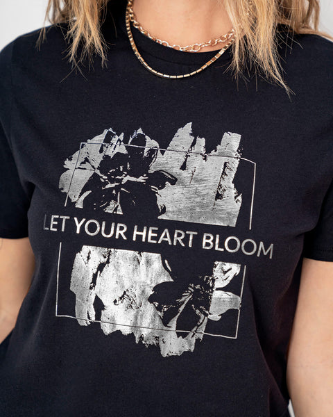 Camiseta manga corta con mensaje en el frente#color_713-negro