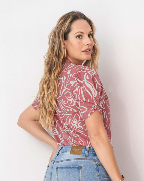 Camiseta manga corta con cuello redondo y nudo en mangas#color_Estampado Coral