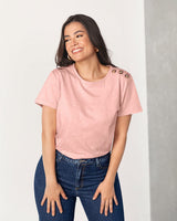 Camiseta manga corta con botones decorativos en hombro#color_313-rosado