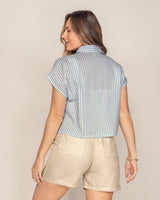 Blusa manga corta con cuello camisero y botones funcionales#color_022-azul-claro
