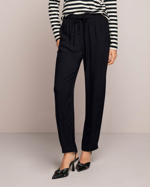 Pantalón recto con elástico y tira en cintura#color_700-negro