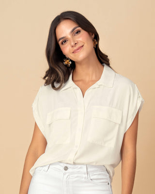 Blusa manga corta con cuello camisero y bolsillos con tapa en frente#color_018-marfil