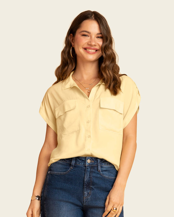 Blusa manga corta con cuello camisero y bolsillos con tapa en frente#color_c72-mantequilla
