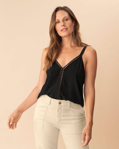 Blusa de tiras con escote en V y detalle de guipur#color_700-negro