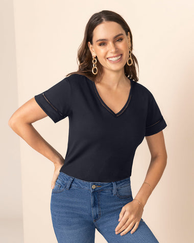 Camiseta con detalle de escalerilla en cuello y mangas#color_700-negro