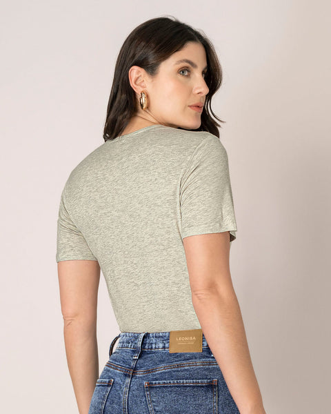 Camiseta ajustada con argolla en escote#color_084-arena