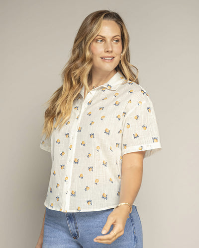 Blusa estampada tela tipo lino#color_145-estampado-marfil-limones