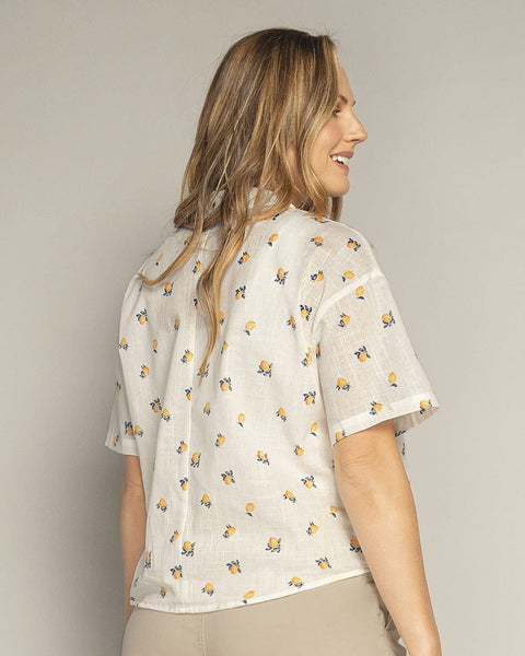 Blusa estampada tela tipo lino#color_145-estampado-marfil-limones