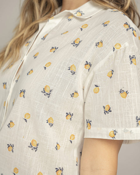 Blusa estampada tela tipo lino#color_145-estampado-marfil-limones