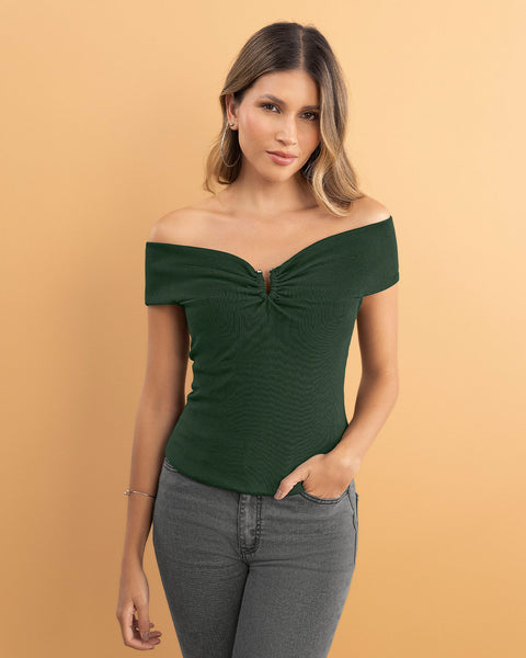 Camiseta off shoulders con detalle en escote#color_601-verde