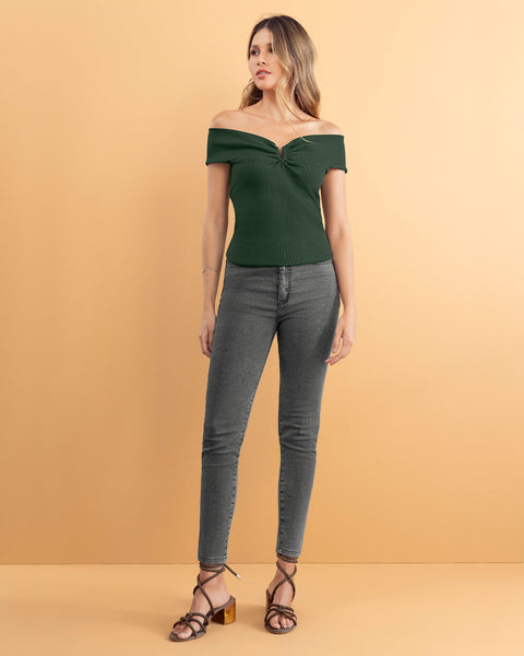 Camiseta off shoulders con detalle en escote#color_601-verde