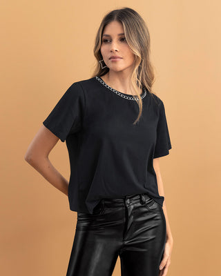 Camiseta manga corta con detalle de cadena en cuello#color_700-negro