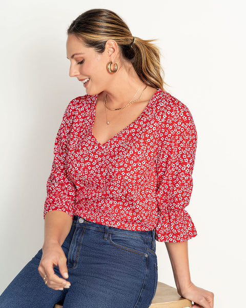 Blusa estampada con elástico recogido para mangas tipo globo#color_145-estampado-rojo-margaritas