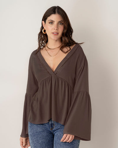 Blusa escote en V con aplique de escalerilla#color_800-cafe