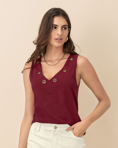 Camiseta manga sisa con ojales metálicos en el cuello#color_349-vino