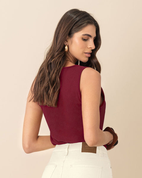 Camiseta manga sisa con ojales metálicos en el cuello#color_349-vino