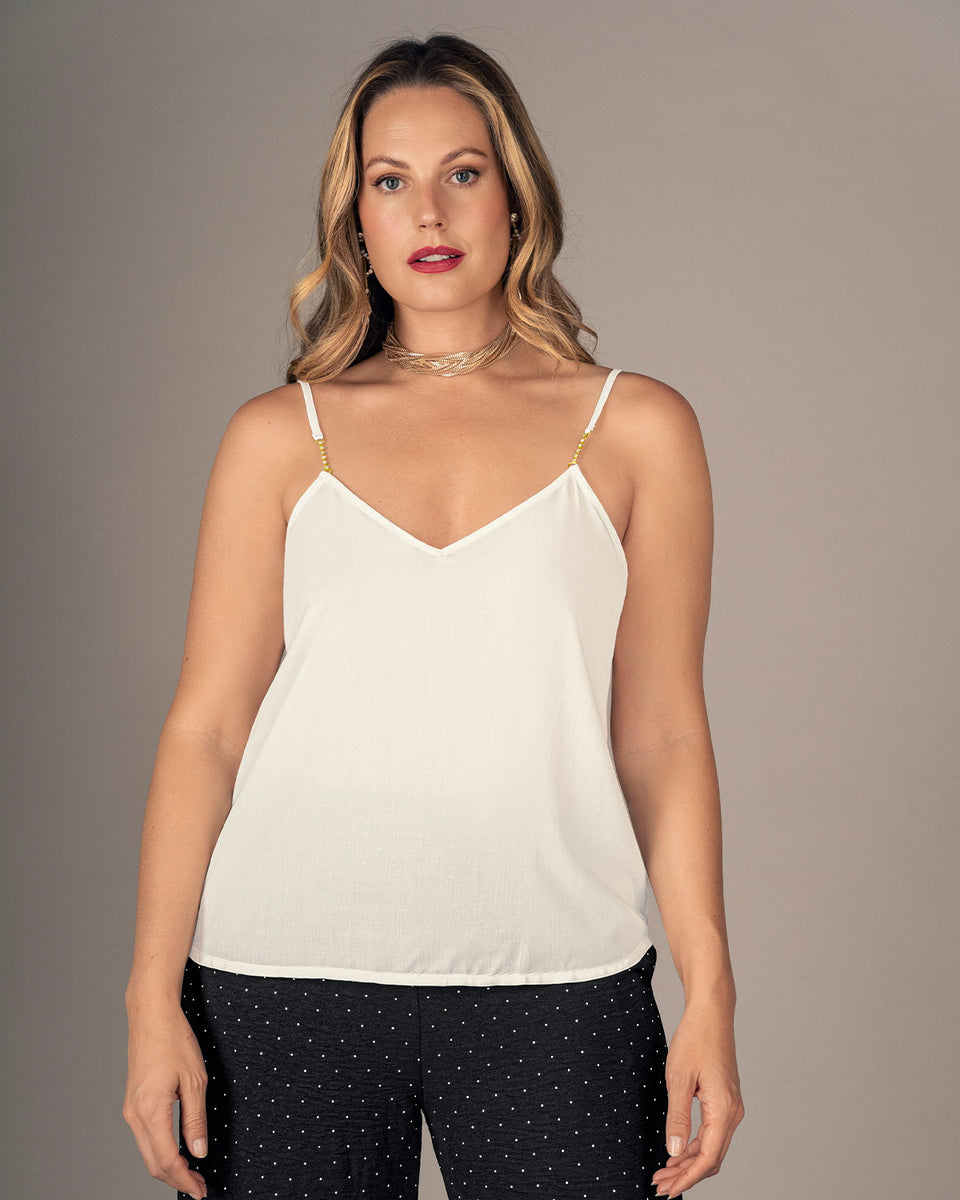 Camiseta con accesorio decorativo en cargaderas