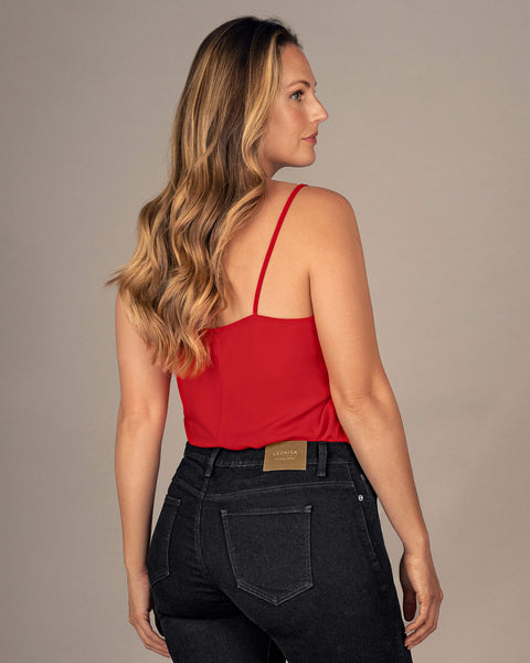 Camiseta con accesorio decorativo en cargaderas#color_c36-rojo