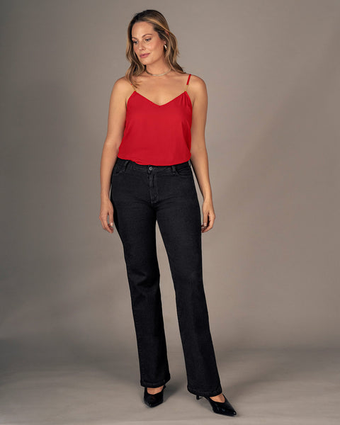 Camiseta con accesorio decorativo en cargaderas#color_c36-rojo