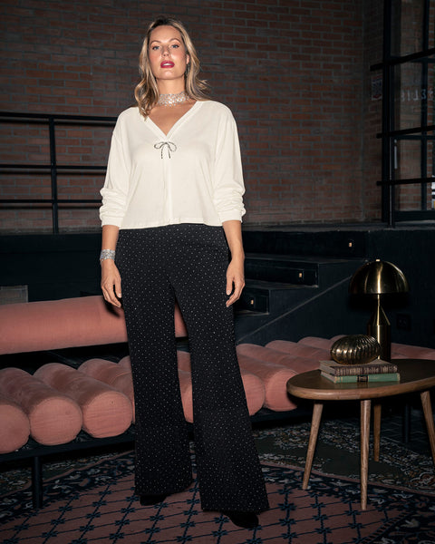 Buzo manga larga con accesorio decorativo en frente#color_018-marfil