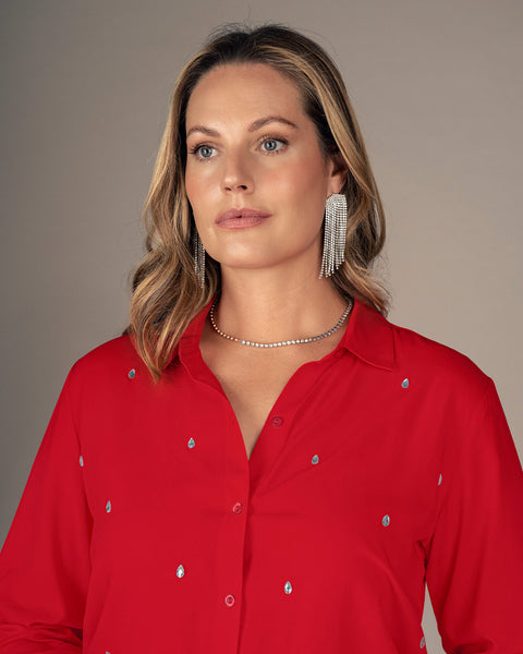 Blusa manga larga con botones funcionales en frente y apliques brillantes#color_c36-rojo