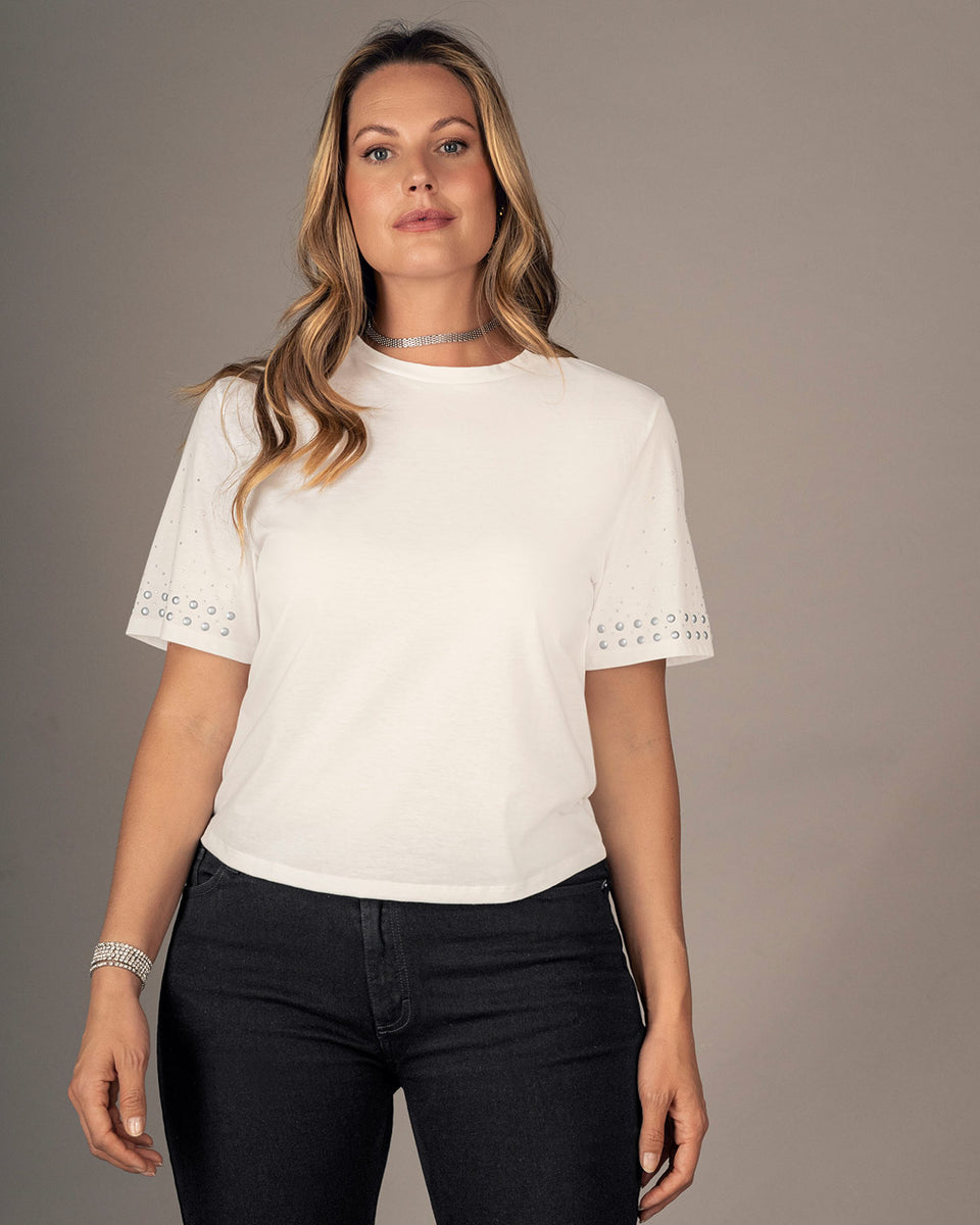 Blusa con piedras decorativas en mangas