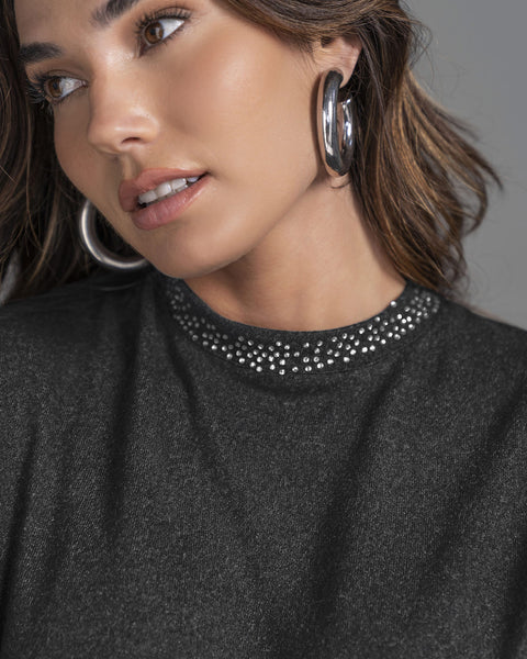 Buzo manga larga con detalle con brillo en el cuello#color_c11-negro