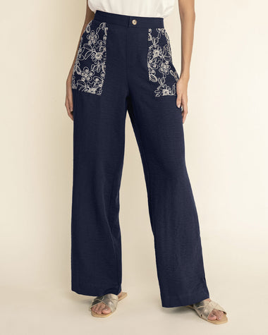 Pantalón bota amplia con bolsillos en tela bordada#color_c42-azul-oscuro