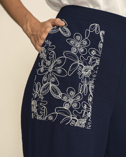 Pantalón bota amplia con bolsillos en tela bordada#color_c42-azul-oscuro