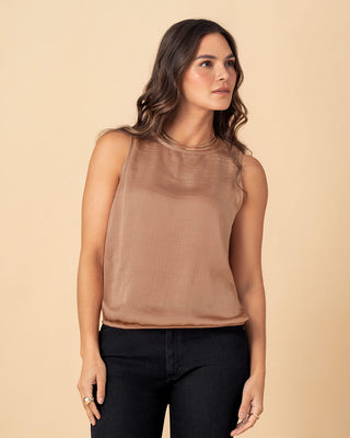 Blusa manga sisa de cuello alto en satín craquelado#color_089-champaña