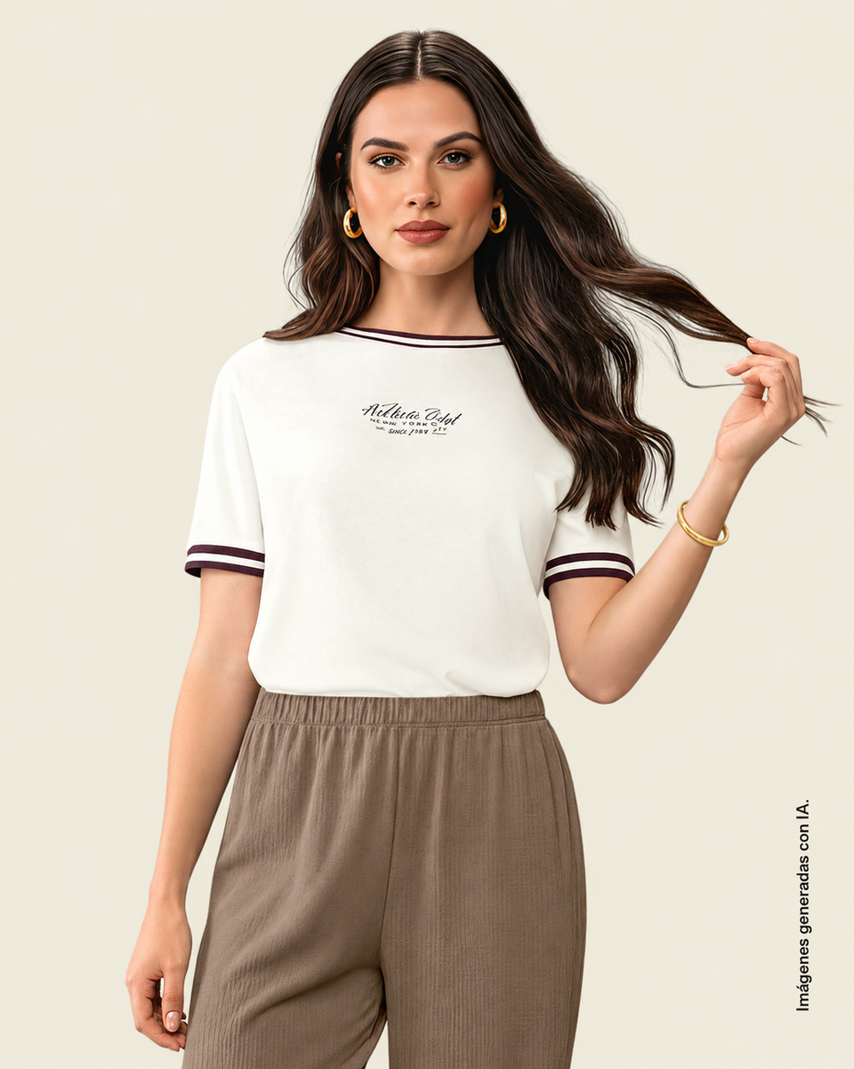 Camiseta con detalle de líneas en contraste en manga y cuello