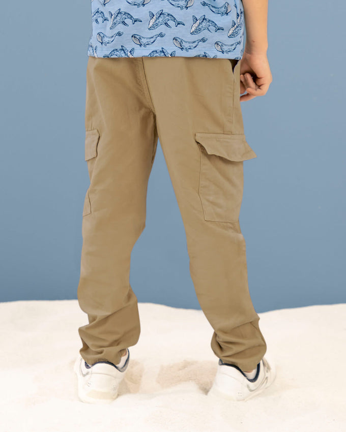 Pantalón exterior jogger con bolsillos laterales funcionales#color_084-arena-medio