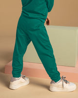 Pantalón tipo jogger con elástico en cintura#color_198-verde-esmeralda