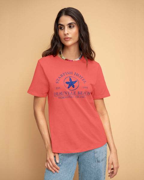 Camiseta en algodón manga corta con estampado localizado#color_279-coral