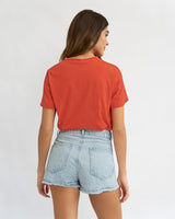 Camiseta en algodón manga corta con estampado localizado#color_323-rojo-medio