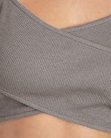 Camiseta crop manga larga con escote en v cruzado#color_248-gris-claro